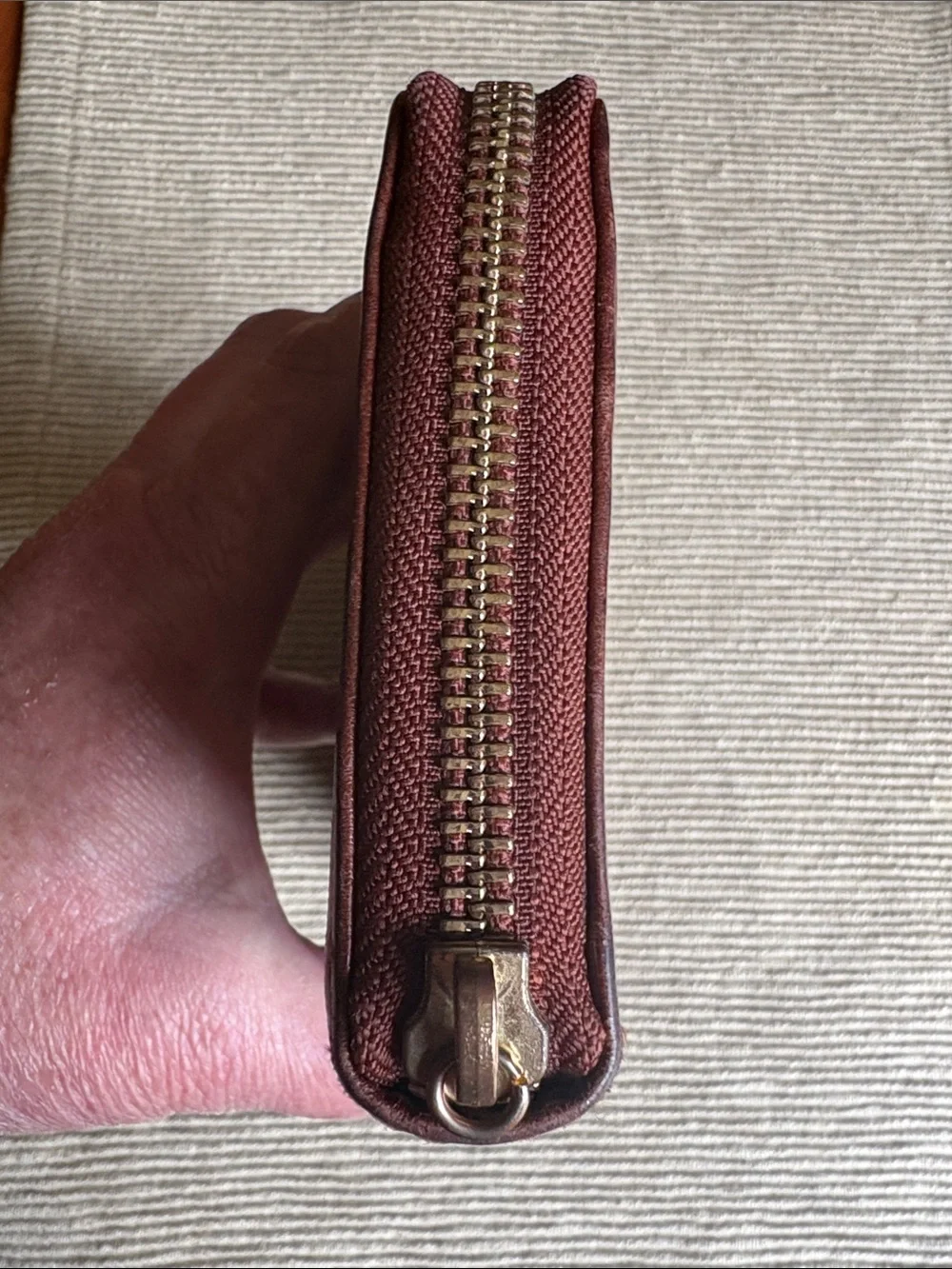 Tory Burch Brown Leather Zip Wallet with Gold Logo - Picture 4 of 7